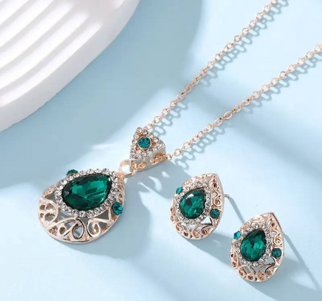 Filagree Bright Emerald Green Ornate Rhinestone Inlay Rose Gold Plated Stunning Stud Necklace Set