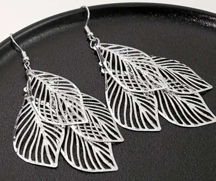 Large  Very Lightweight Delicate Silver Tone Cluster Of Leaves Dangle Drop Earrings