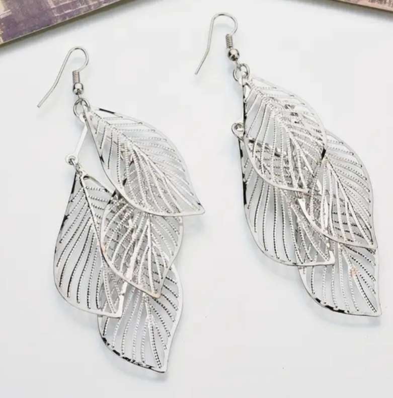 Large  Very Lightweight Delicate Silver Tone Cluster Of Leaves Dangle Drop Earrings