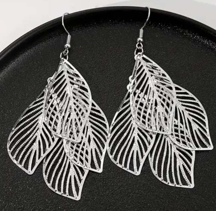 Large  Very Lightweight Delicate Silver Tone Cluster Of Leaves Dangle Drop Earrings