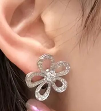 Beautiful Classy Elegant Silver Tone  Rhinestone Hallow Petal Flower Stud Earrings