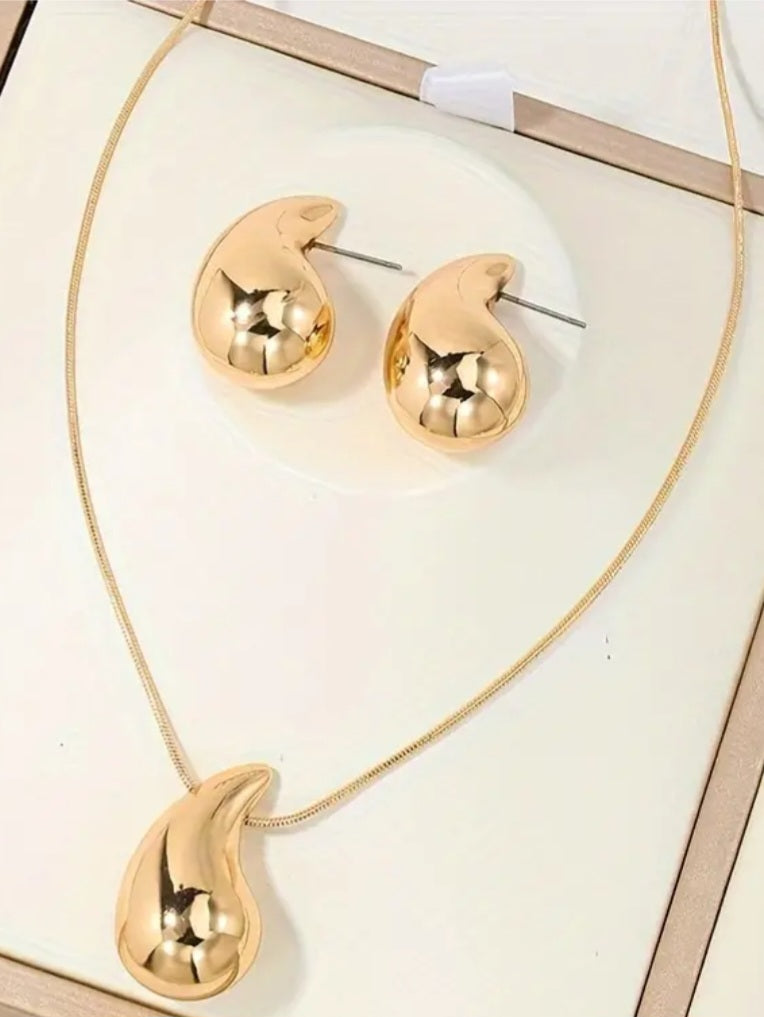 Large Shiny Glamorous Tear Drop Design Gold Plated Earrings And Necklace Set