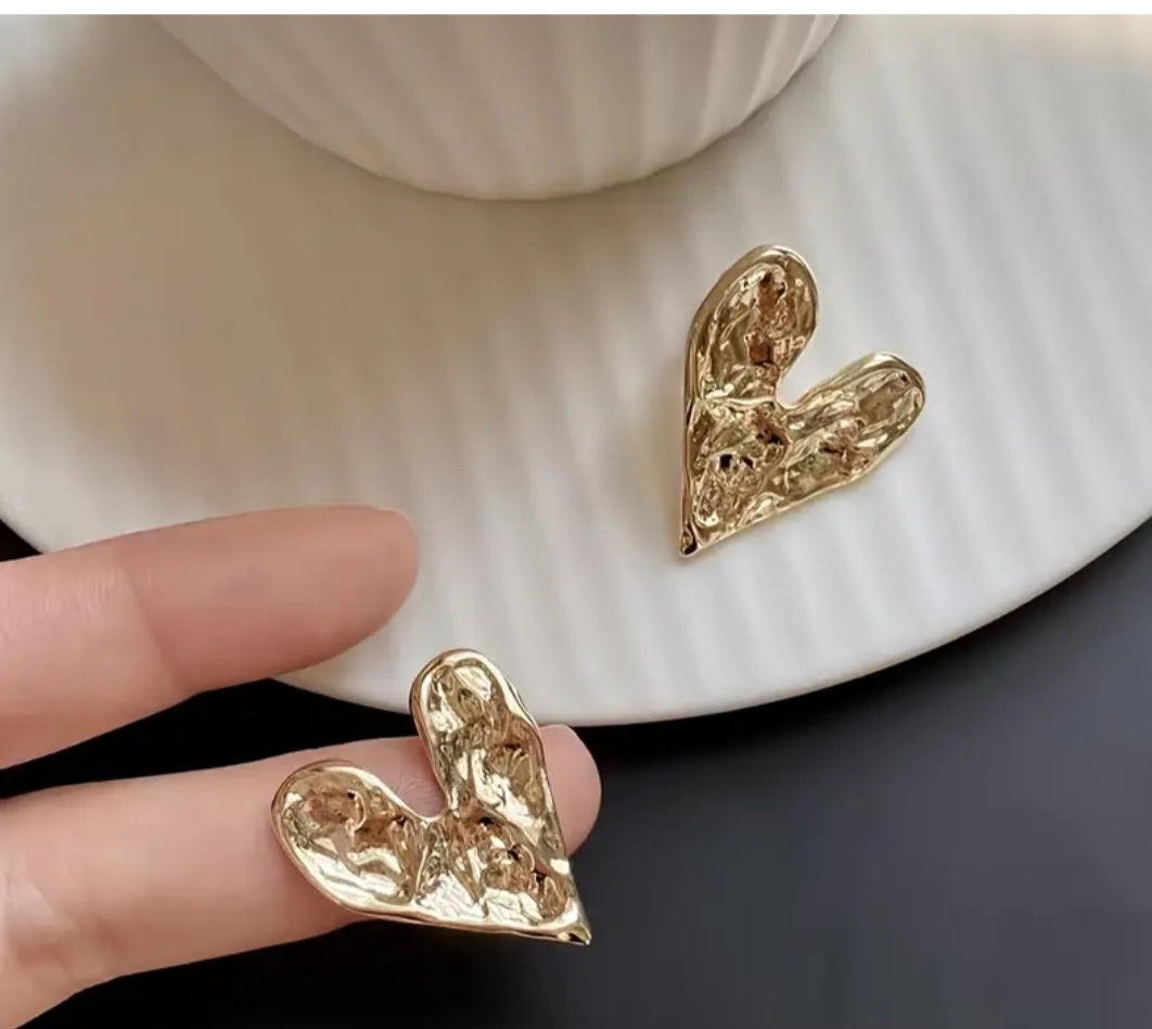 Classy Gold Plated Hammered Metal Small Heart Design Stud Earrings