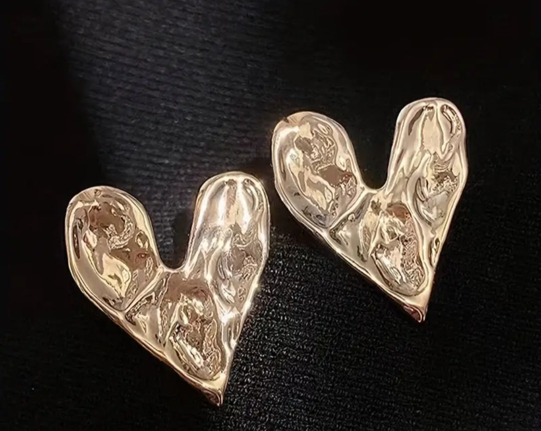 Classy Gold Plated Hammered Metal Small Heart Design Stud Earrings