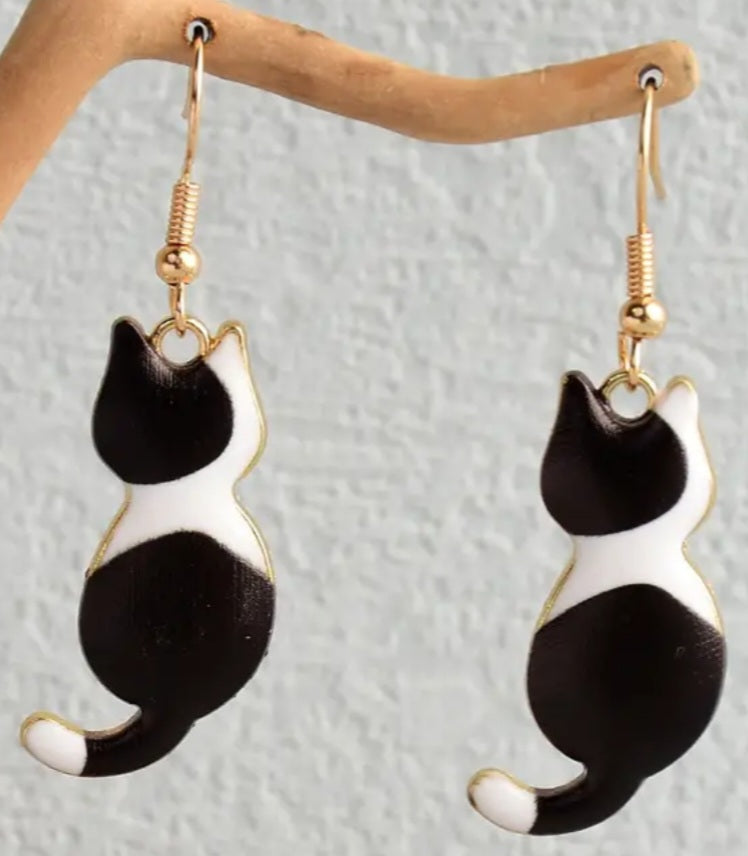 Cat Kitty Facing Backwards Black White Design Enamel Gold Plated Metal Dangle Earrings